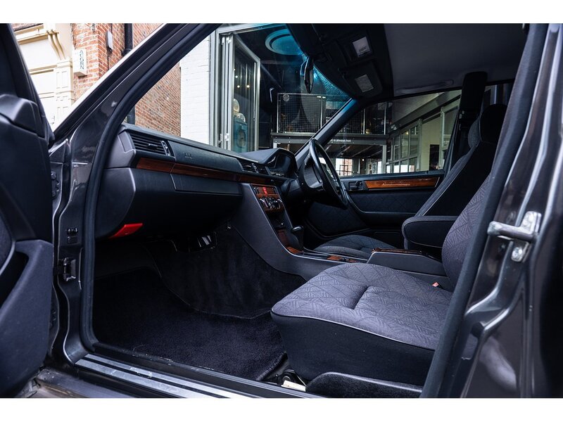 Mercedes-Benz 1993/L Mercedes W124 E220 Saloon Auto 