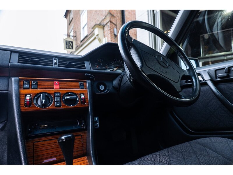 Mercedes-Benz 1993/L Mercedes W124 E220 Saloon Auto 