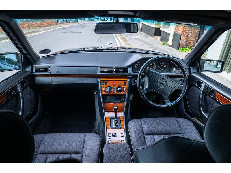 Mercedes-Benz 1993/L Mercedes W124 E220 Saloon Auto 