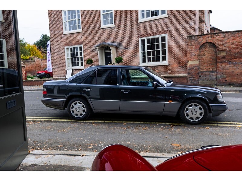 Mercedes-Benz 1993/L Mercedes W124 E220 Saloon Auto 