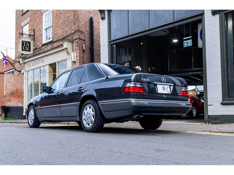Mercedes-Benz 1993/L Mercedes W124 E220 Saloon Auto 
