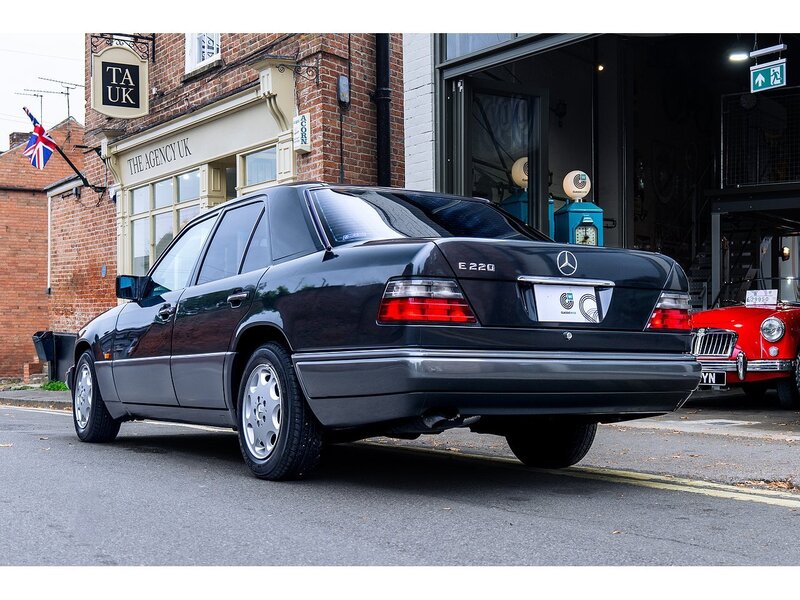 Mercedes-Benz 1993/L Mercedes W124 E220 Saloon Auto 