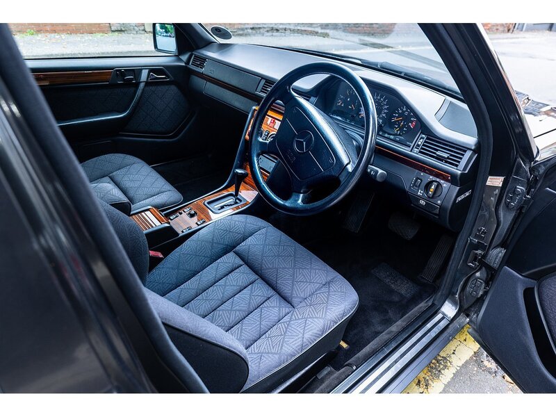 Mercedes-Benz 1993/L Mercedes W124 E220 Saloon Auto 