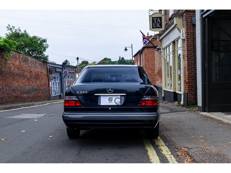 Mercedes-Benz 1993/L Mercedes W124 E220 Saloon Auto 