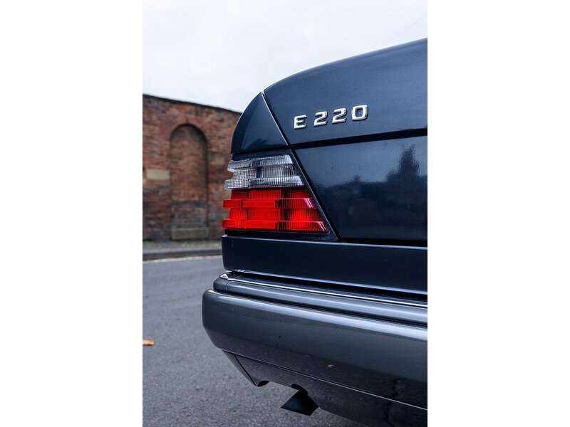 Mercedes-Benz 1993/L Mercedes W124 E220 Saloon Auto 