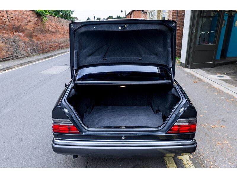 Mercedes-Benz 1993/L Mercedes W124 E220 Saloon Auto 