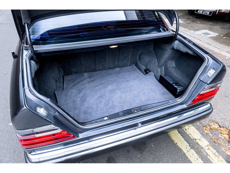 Mercedes-Benz 1993/L Mercedes W124 E220 Saloon Auto 