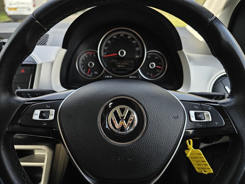 Volkswagen up! High up! - U1431