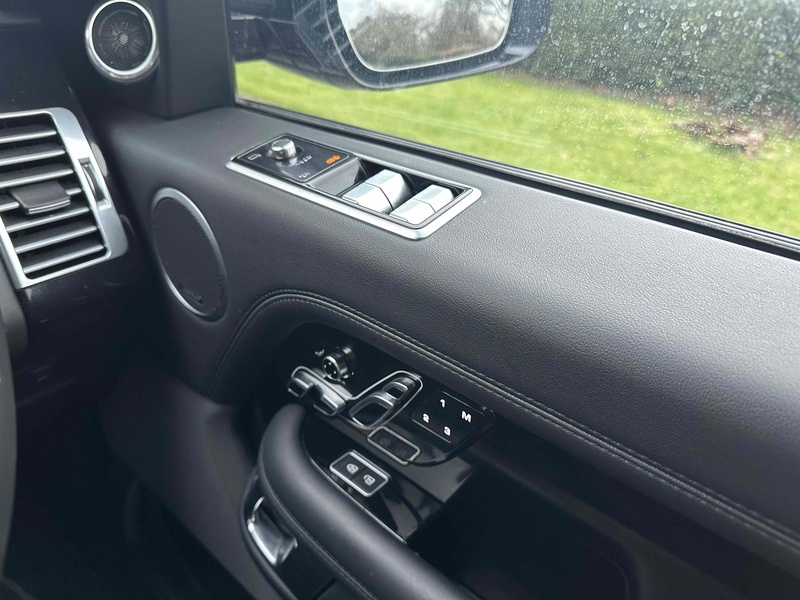 Land Rover 3.0 D300 MHEV Westminster Black SUV 5dr Diesel Auto 4WD Euro 6 (s/s) (300 ps)