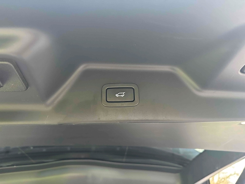 Land Rover 3.0 D300 MHEV Westminster Black SUV 5dr Diesel Auto 4WD Euro 6 (s/s) (300 ps)