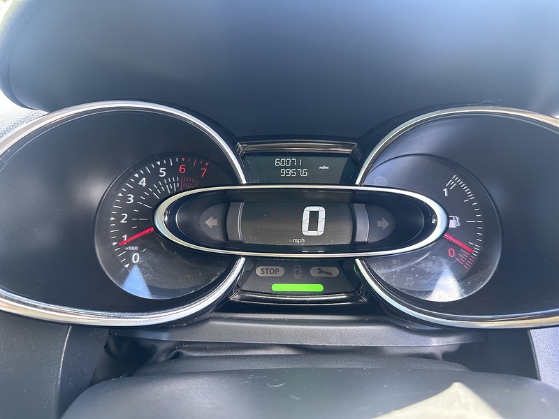 Renault TCe Signature Nav Hatchback 1.2 Manual Petrol