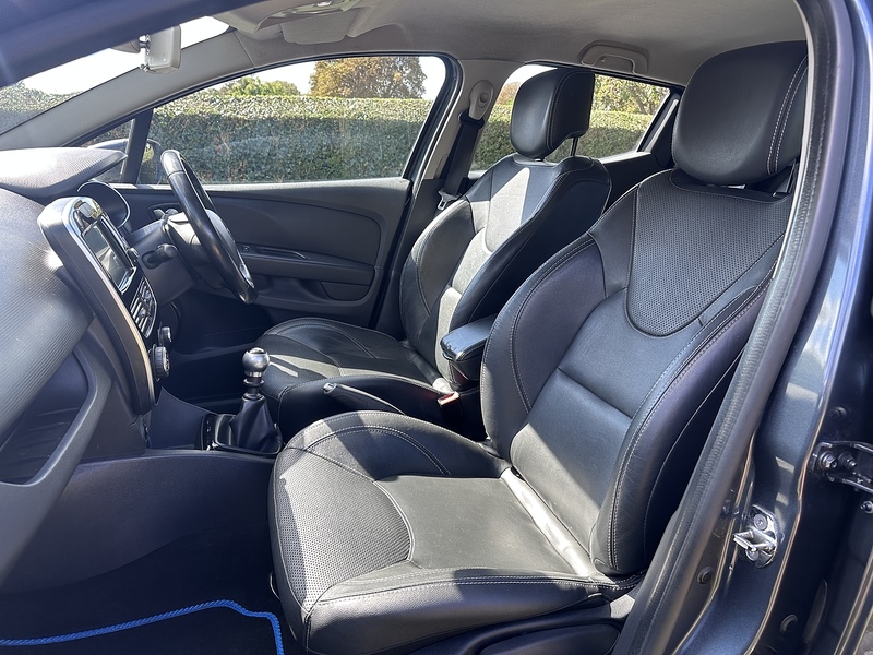 Renault TCe Signature Nav Hatchback 1.2 Manual Petrol