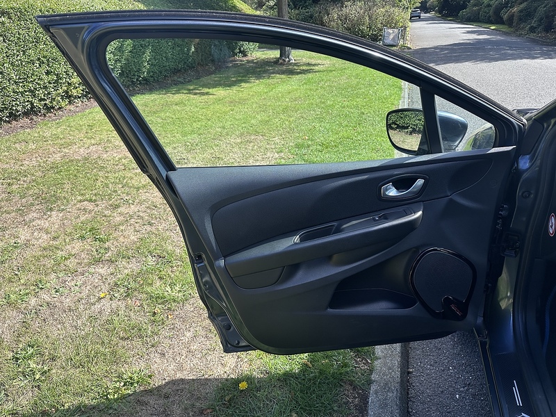 Renault TCe Signature Nav Hatchback 1.2 Manual Petrol