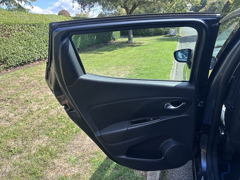 Renault TCe Signature Nav Hatchback 1.2 Manual Petrol