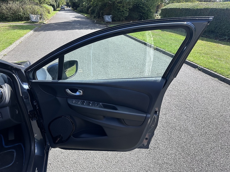 Renault TCe Signature Nav Hatchback 1.2 Manual Petrol