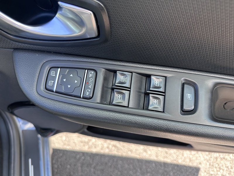 Renault TCe Signature Nav Hatchback 1.2 Manual Petrol