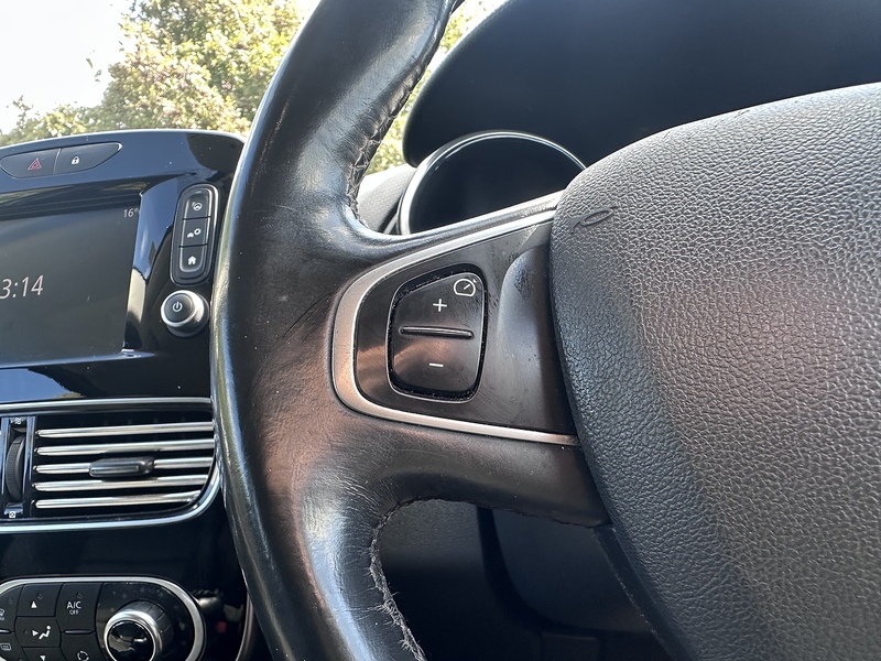 Renault TCe Signature Nav Hatchback 1.2 Manual Petrol