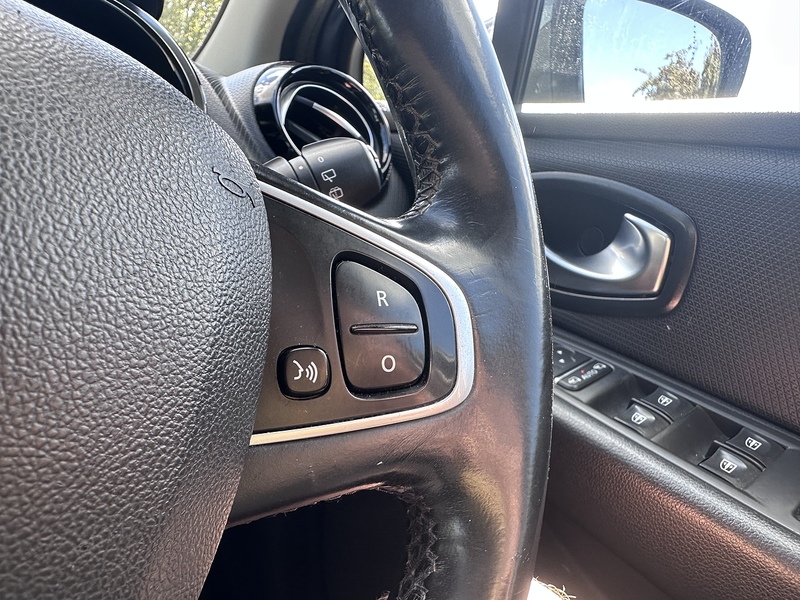 Renault TCe Signature Nav Hatchback 1.2 Manual Petrol