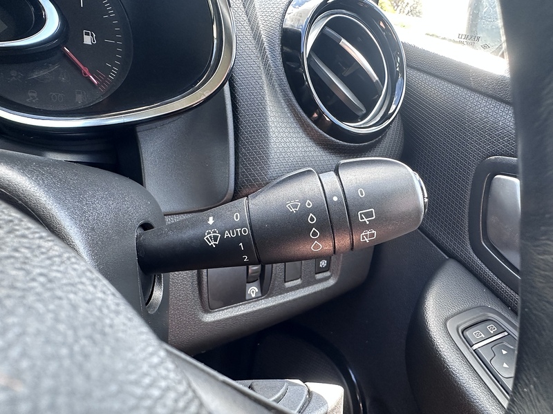 Renault TCe Signature Nav Hatchback 1.2 Manual Petrol