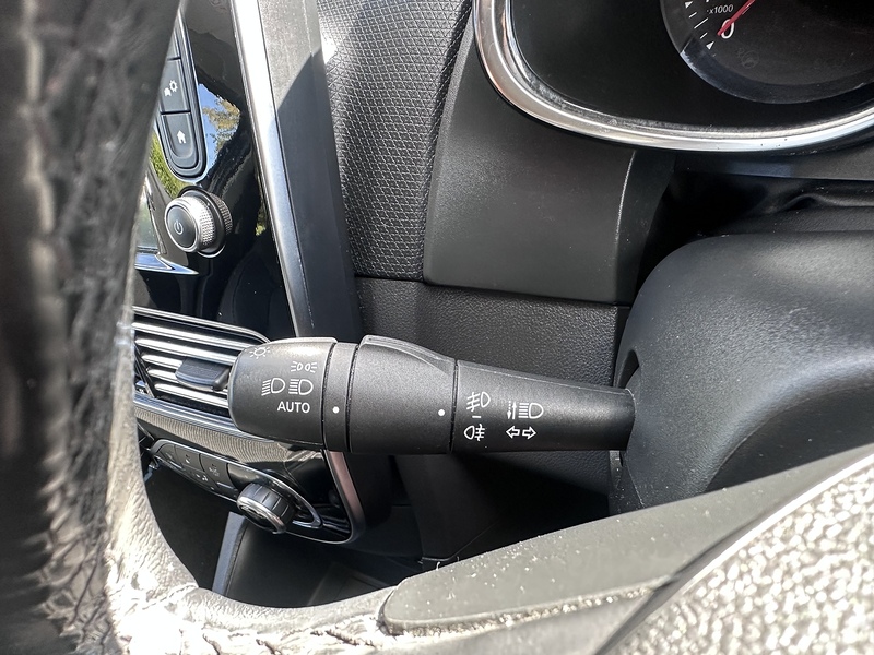 Renault TCe Signature Nav Hatchback 1.2 Manual Petrol