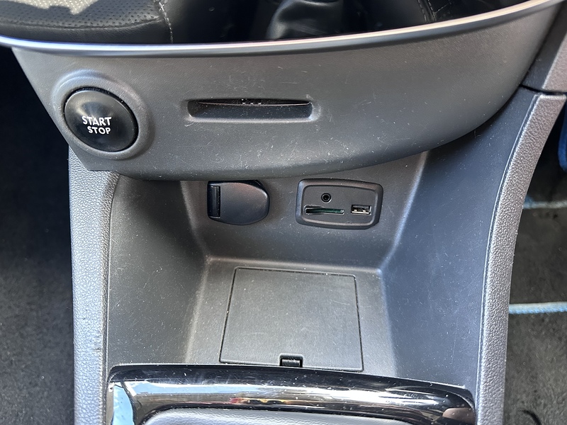 Renault TCe Signature Nav Hatchback 1.2 Manual Petrol