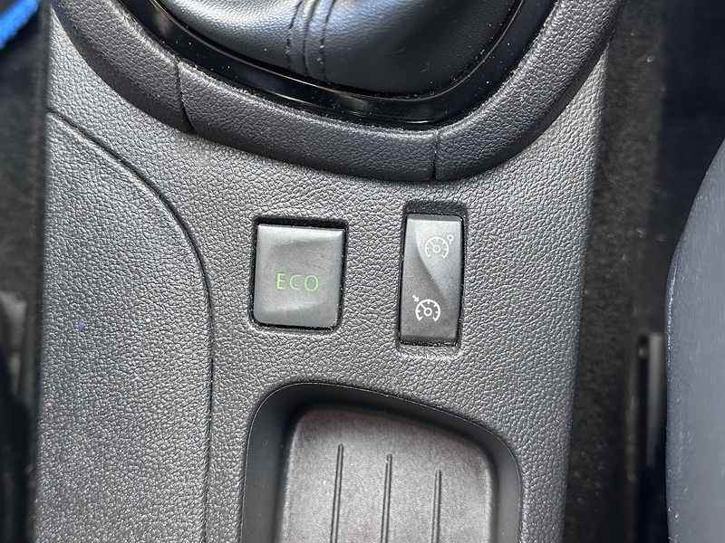 Renault TCe Signature Nav Hatchback 1.2 Manual Petrol