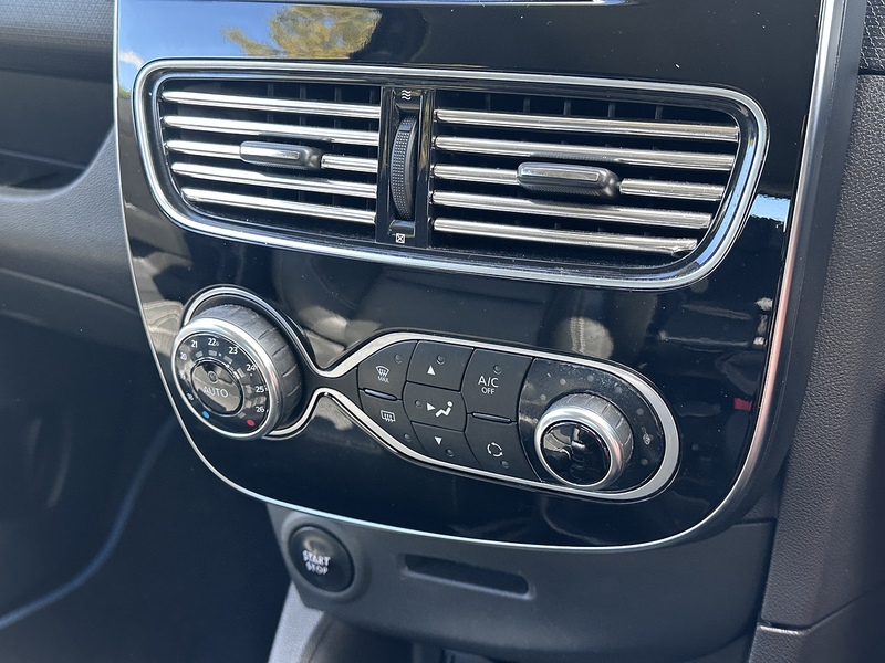 Renault TCe Signature Nav Hatchback 1.2 Manual Petrol