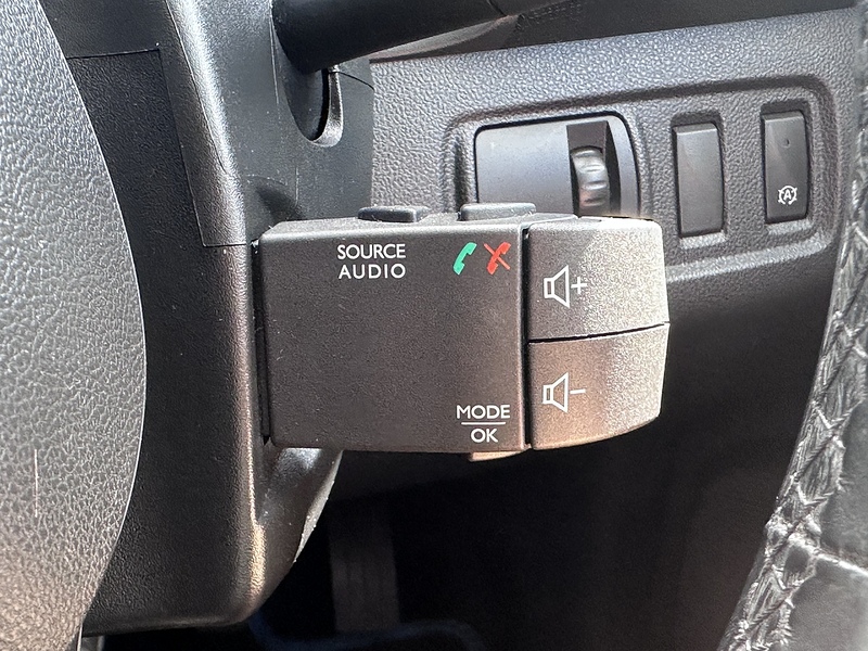 Renault TCe Signature Nav Hatchback 1.2 Manual Petrol