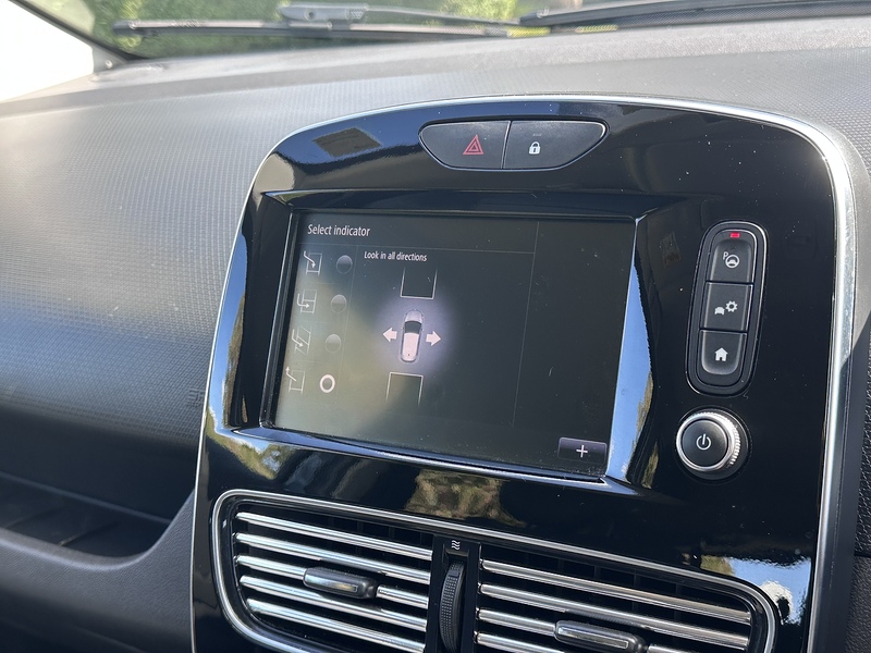 Renault TCe Signature Nav Hatchback 1.2 Manual Petrol