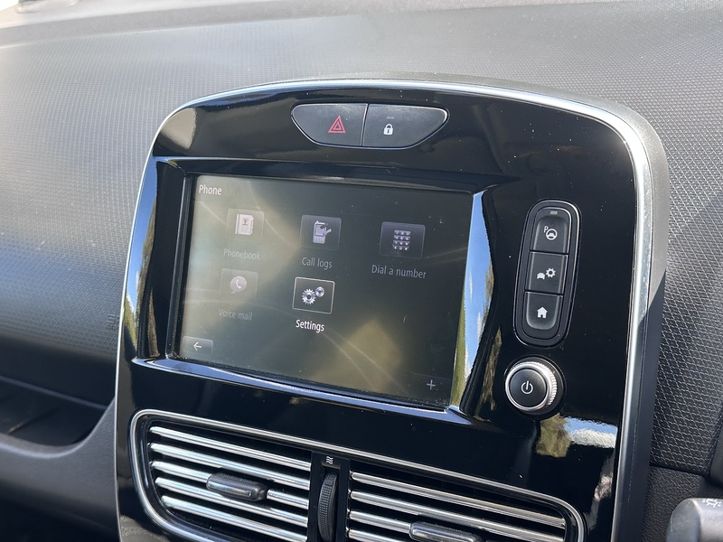 Renault TCe Signature Nav Hatchback 1.2 Manual Petrol