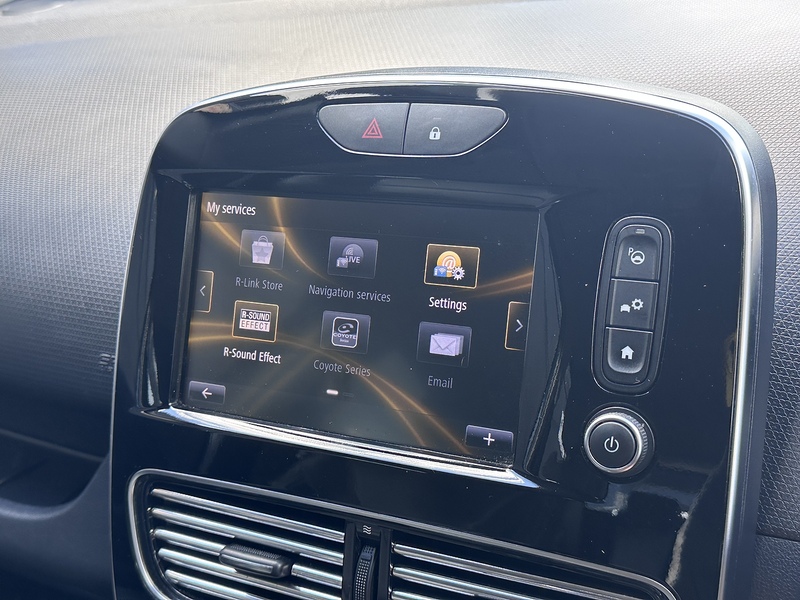 Renault TCe Signature Nav Hatchback 1.2 Manual Petrol