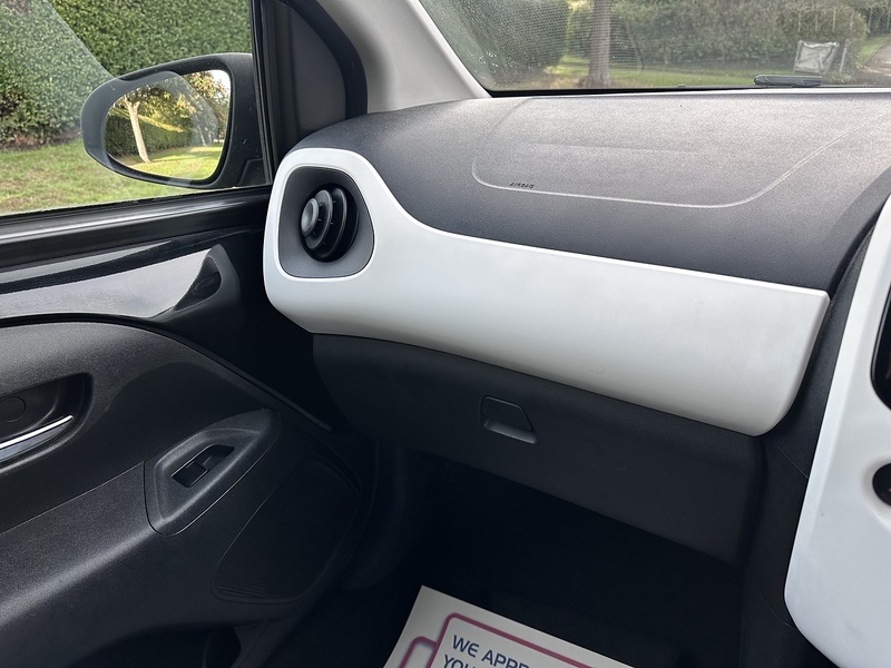 Peugeot VTi PureTech Allure Hatchback 1.2 Manual Petrol