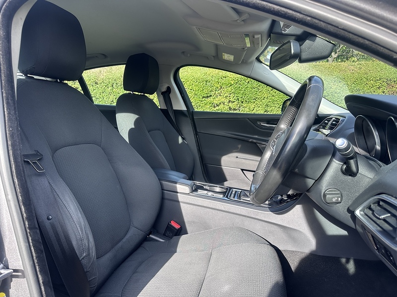 Jaguar d SE Saloon 2.0 Manual Diesel