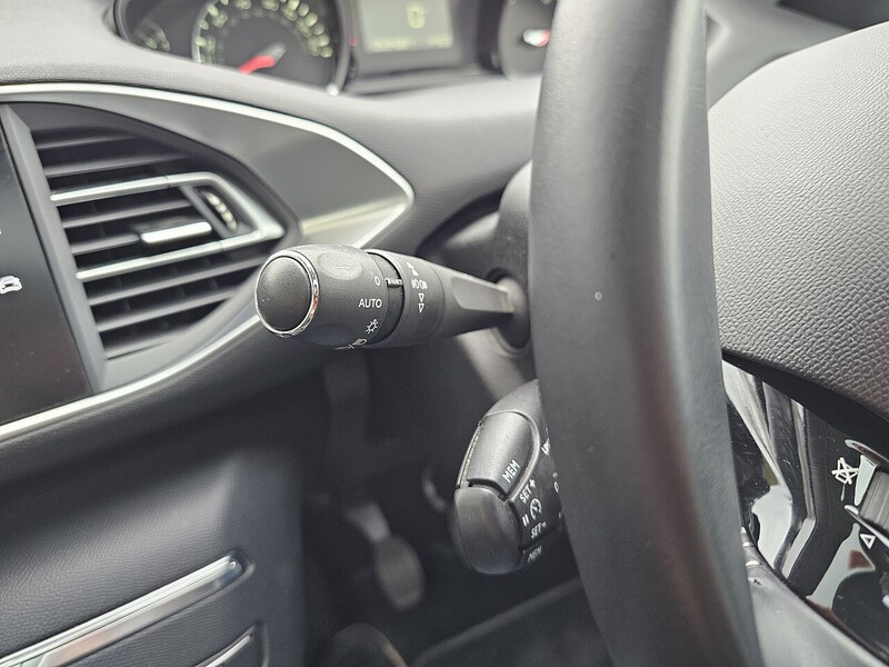 Peugeot PureTech Allure Estate 1.2 Manual Petrol