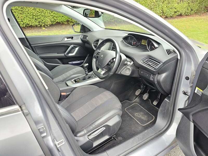 Peugeot PureTech Allure Estate 1.2 Manual Petrol