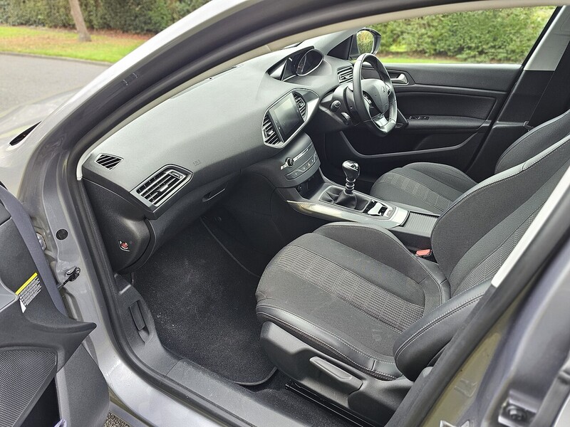 Peugeot PureTech Allure Estate 1.2 Manual Petrol