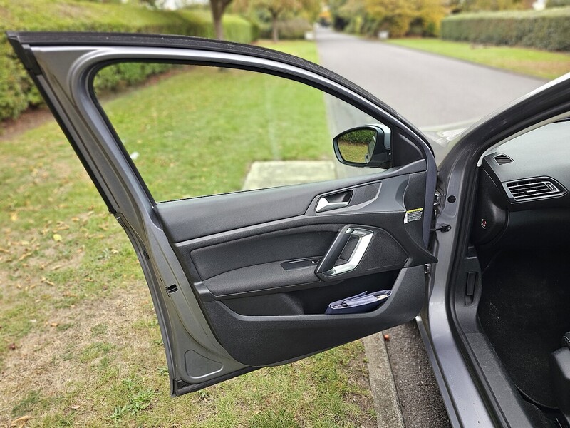 Peugeot PureTech Allure Estate 1.2 Manual Petrol