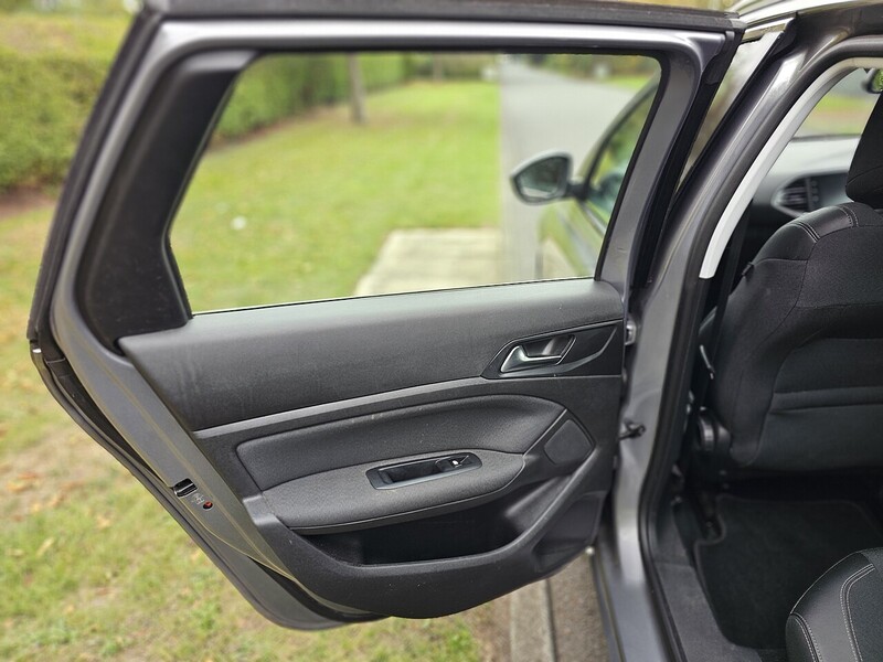 Peugeot PureTech Allure Estate 1.2 Manual Petrol