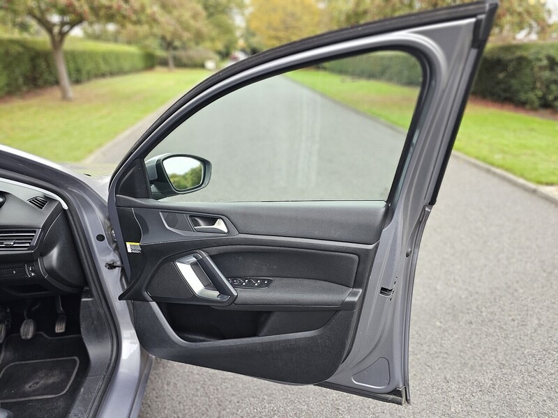 Peugeot PureTech Allure Estate 1.2 Manual Petrol