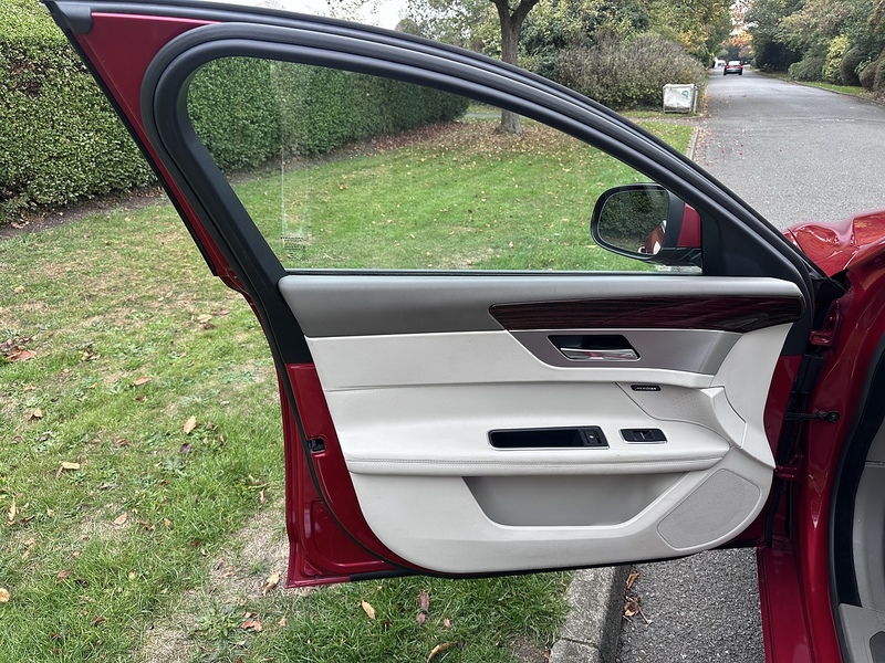 Jaguar d Portfolio Saloon 2.0 Automatic Diesel