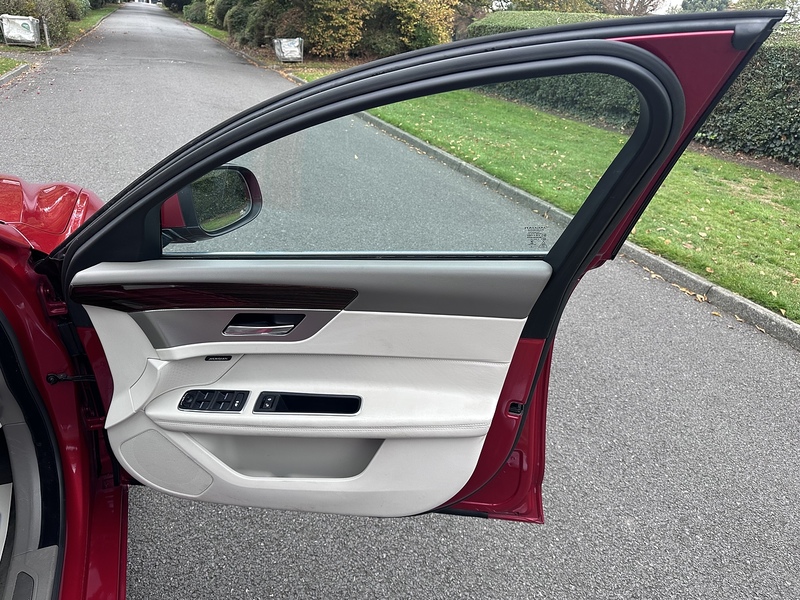 Jaguar d Portfolio Saloon 2.0 Automatic Diesel