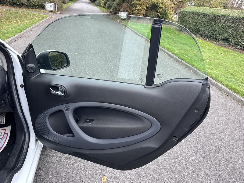 Smart T Edition White Coupe 0.9 Manual Petrol