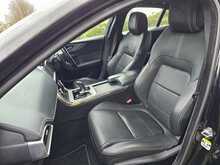 Jaguar XE D200 MHEV R-Dynamic SE 