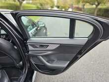 Jaguar XE D200 MHEV R-Dynamic SE 