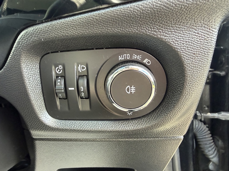 Vauxhall SE Hatchback 1.2 Manual Petrol