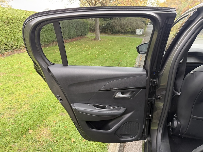 Peugeot PureTech Allure Hatchback 1.2 Manual Petrol