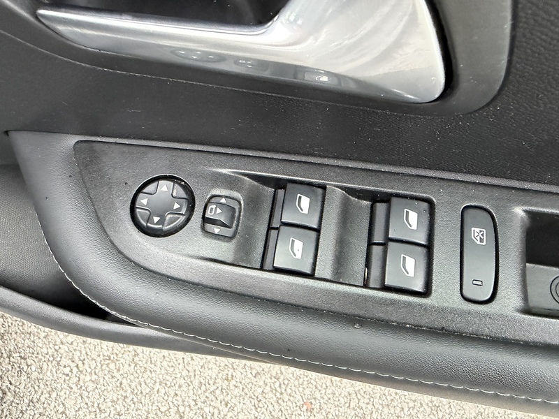 Peugeot PureTech Allure Hatchback 1.2 Manual Petrol