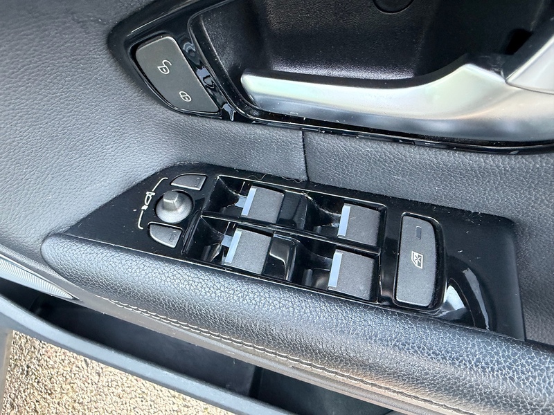 Land Rover TD4 SE Tech SUV 2.0 Manual Diesel