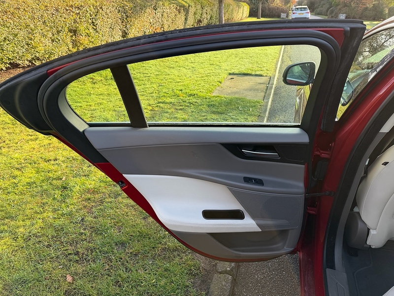 Jaguar d Portfolio Saloon 2.0 Automatic Diesel