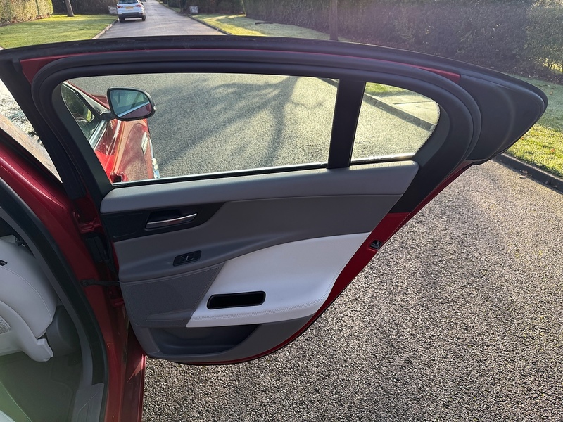 Jaguar d Portfolio Saloon 2.0 Automatic Diesel